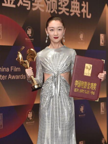 女明星领奖,风采夺目引关注